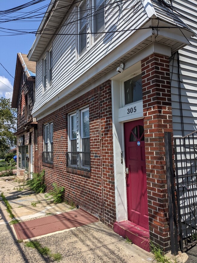 Building Photo - 305 Winans Ave