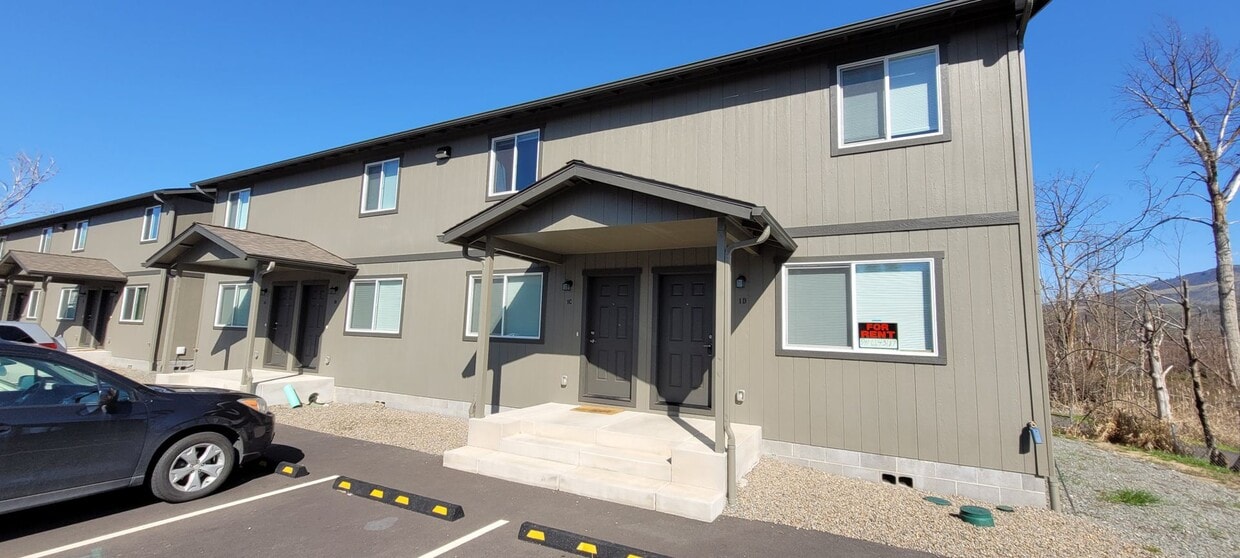 Primary Photo - Spacious & Cozy Townhome for Rent