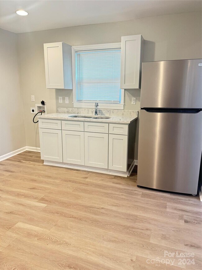 Foto del edificio - 6817 Deanwood Pl