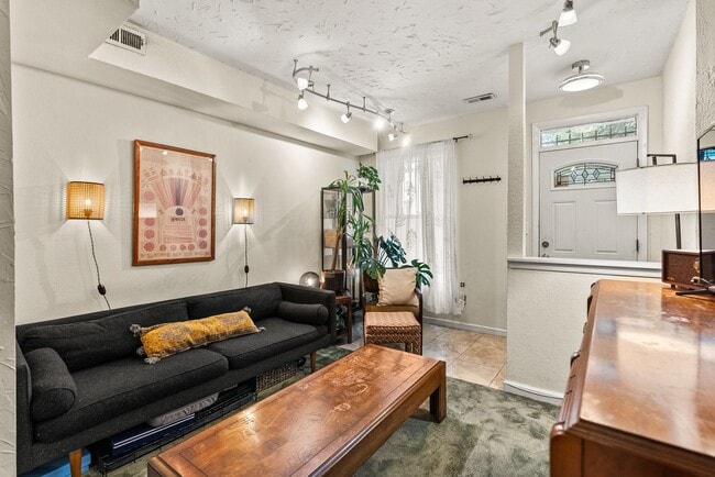 Charming Row Home | 2 Bed | 1 Bath | 950 Sf | Fenced Backyard | 2 Surface Parking Spaces - Charming Row Home | 2 Bed | 1 Bath | 950 Sf | Fenced Backyard | 2 Surface Parking Spaces