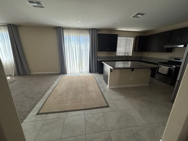 Foto del edificio - 4 bedroom 3 bathroom in Hanford!