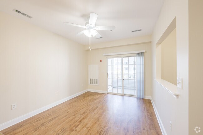 2 habitaciones, 2 baños - 948 pies cuadrados - Sala de estar - North Pointe Apartments