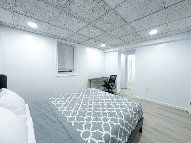 La ventana y dirección al armario. - 5113 Ravensworth Rd