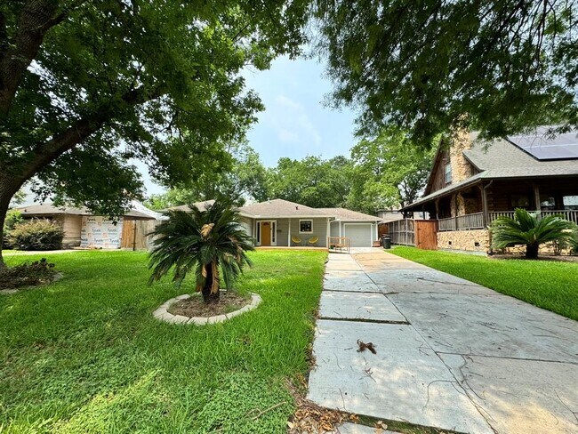 Building Photo - 805 Jaquet Dr