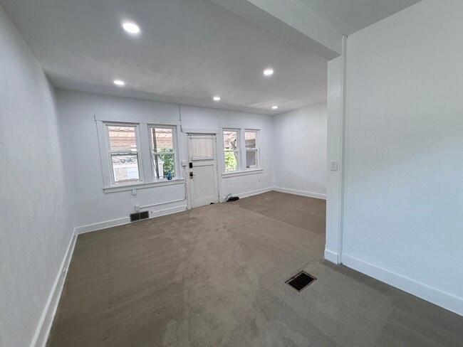 Building Photo - 21 Beech Ave