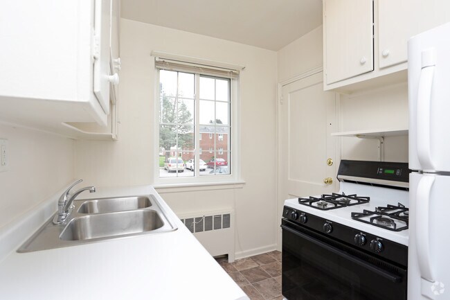 Kitchen - Franklin Court Apartments