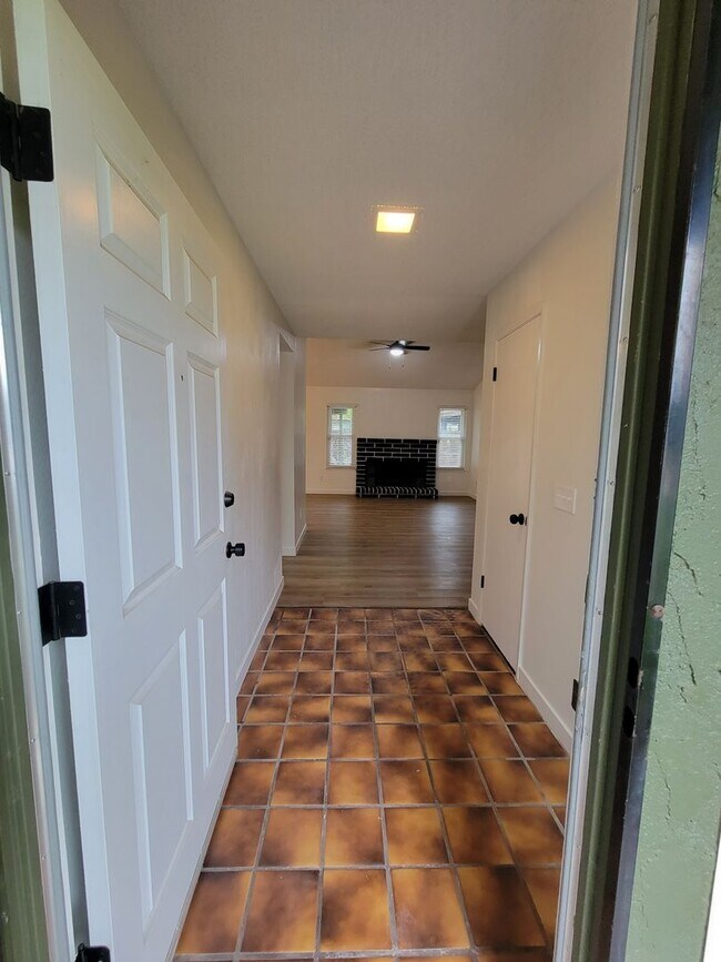 Foto del edificio - 2820 E Vine Ave