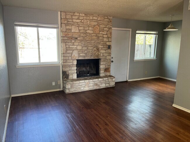 Sala de estar y comedor - 926 Chisholm Cv