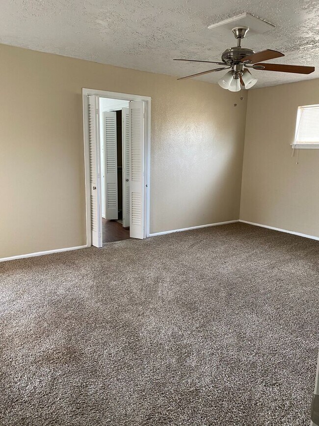 Building Photo - Large family home close to Bonham Middle School and Shopping