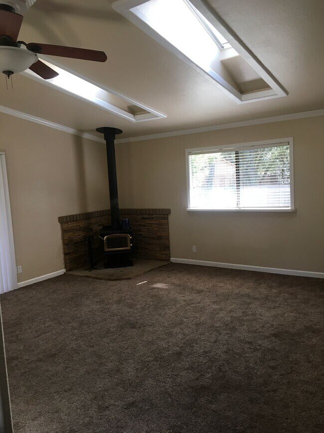 Foto del edificio - Skylights and a woodstove