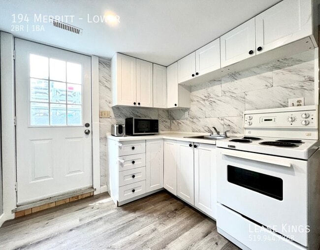 Building Photo - Updated 2 Bed 1 Bath Lower w Private Entra...