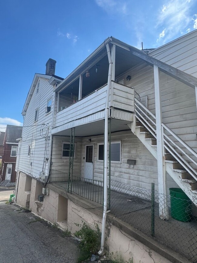 Building Photo - 910 Penn St