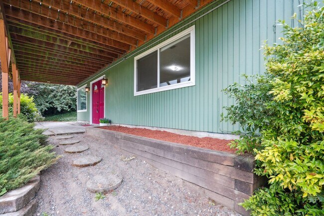Building Photo - MIL  with 1 bedroom, 1 bathroom and den on...