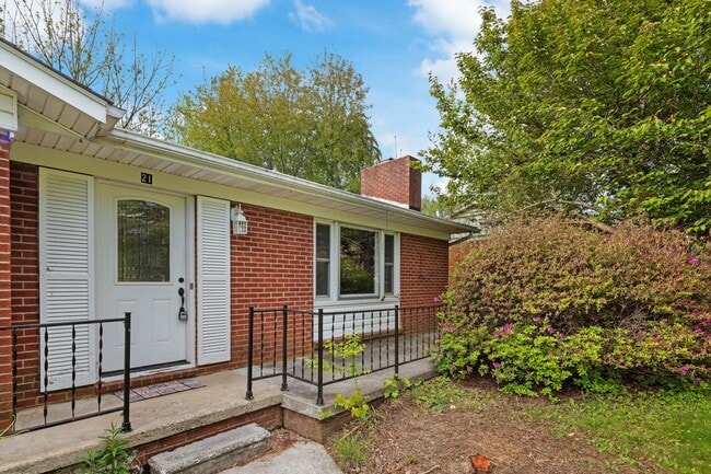 Building Photo - Nice Brick Ranch in Arden - New Back Deck!
