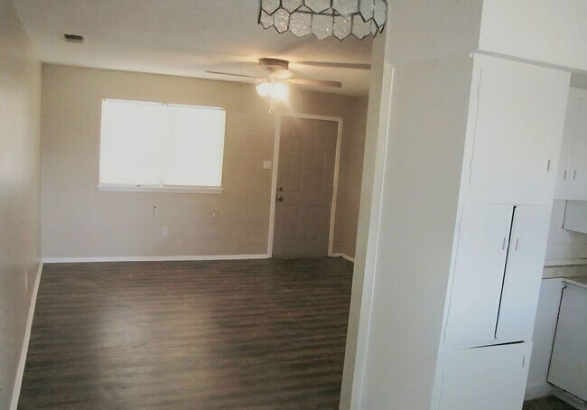 Building Photo - 3 Bedroom 1 Bath