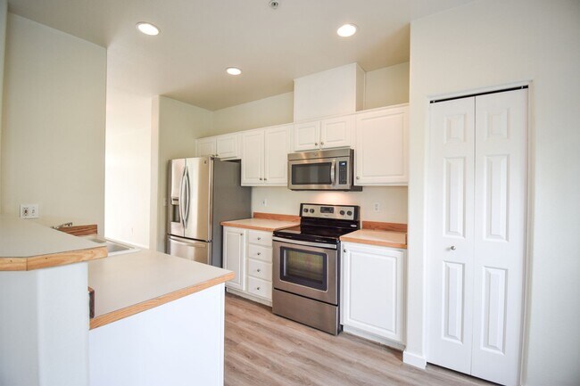 Building Photo - Astounding Condo  End Unit, Garage include...