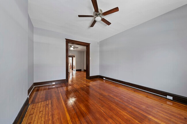 Foto del edificio - 1850 Russell Blvd