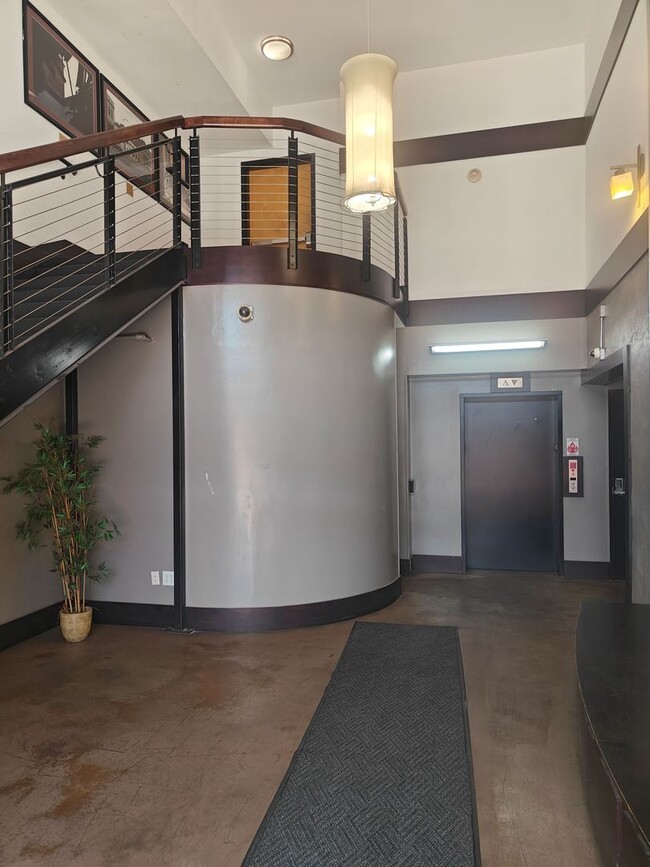 Building Photo - 1 bedroom condo with parking garage