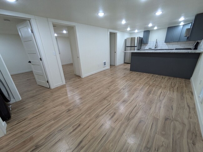 Building Photo - 220 E 7th St