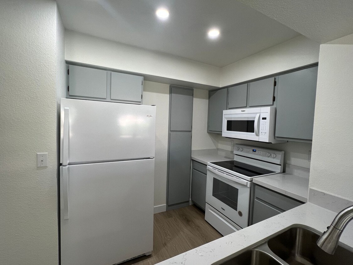 Primary Photo - Beautifully Upgraded 2 Br 2 Ba Condo MOVE ...