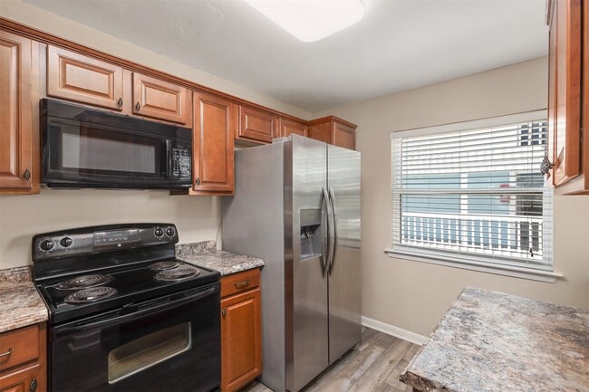 Building Photo - 500 Tiki Dr
