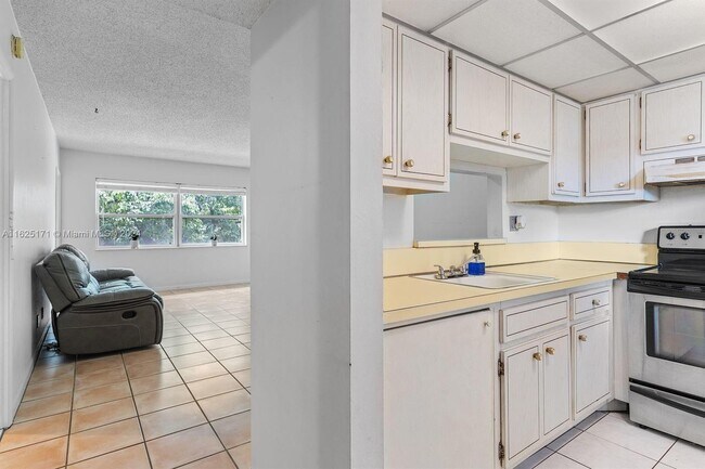 Building Photo - 5011 W Oakland Park Blvd