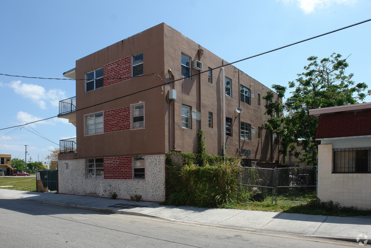 Building Photo - 711 NW 5th Ave