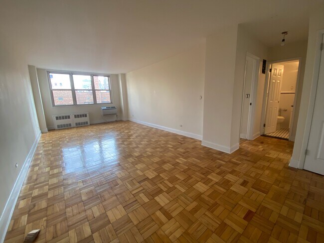 Foto del edificio - 222 East 19th Street, 8J