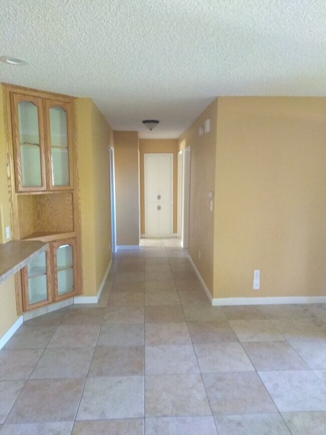 Building Photo - 3 bedroom in Golden Hills East