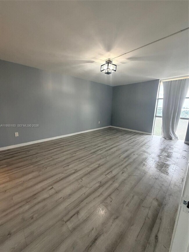 Foto del edificio - 2350 NE 135th St