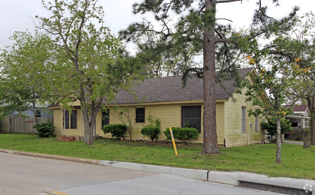Building Photo - 502 Present St