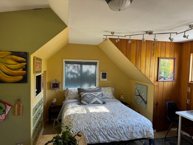 Building Photo - 1370 Garfield Aly