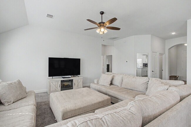 Building Photo - Beautifully Maintained Home on Greenbelt!