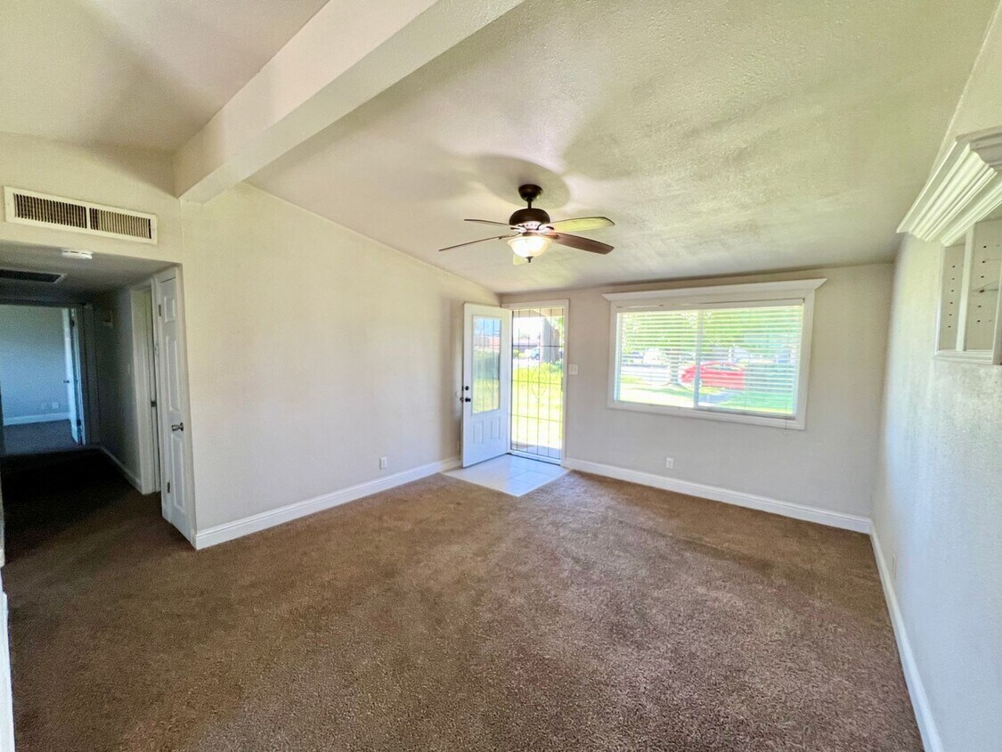 Foto principal - Charming 3 Bed 2 Bath in Clovis!