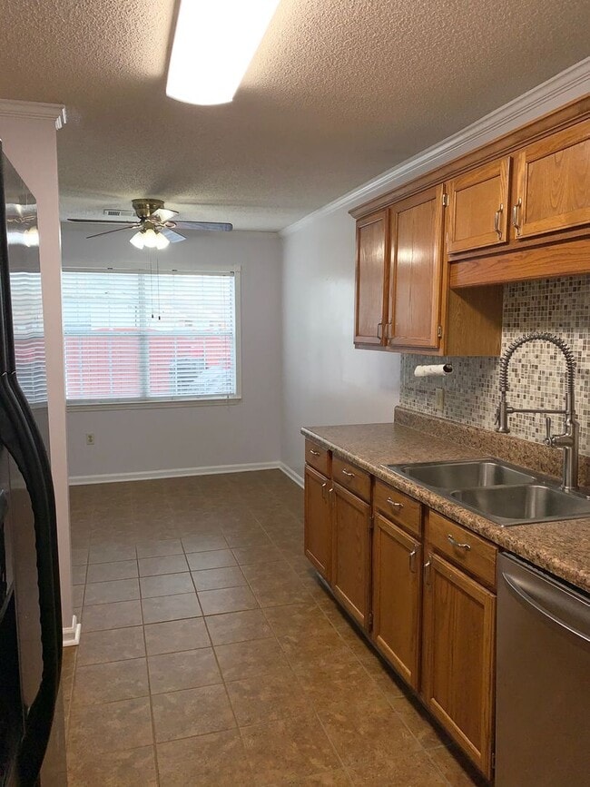 Building Photo - 3 bed 2 bath