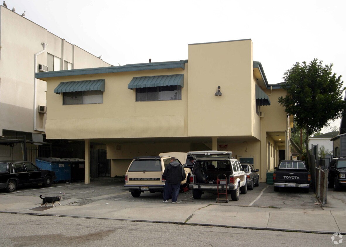 Building Photo - 916 N Hudson Ave