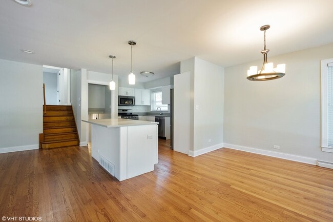 Building Photo - 233 Thelin Ct
