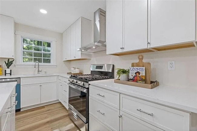 Building Photo - Room in House on Bay Leaf Dr SE