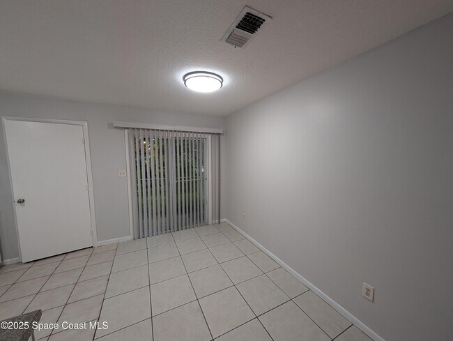 Building Photo - 322 Country Ln Dr