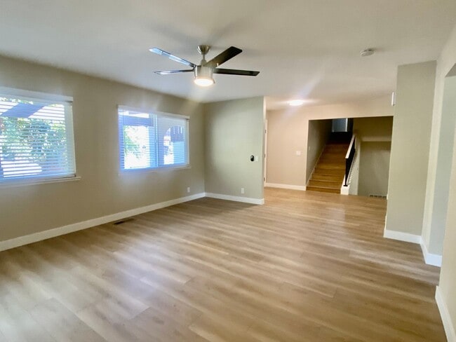 Foto del edificio - RECENTLY RENOVATED 4 BED, 2.5 BATH HOME ON CORNER LOT
