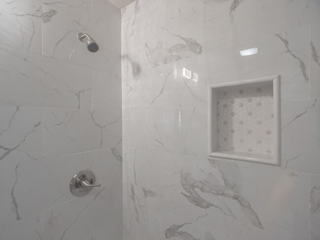 Foto del edificio - Phenomenally Beautiful FOUR bedroom TWO bath, Newly Remodeled Home! AVAILABLE RENT TO OWN!!