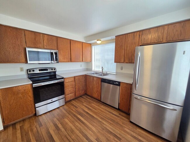 Building Photo - 3 bed, 2.5 bath home in Frontier Village!
