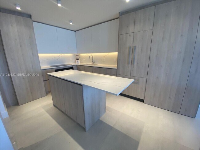 Building Photo - 1901 Brickell Ave