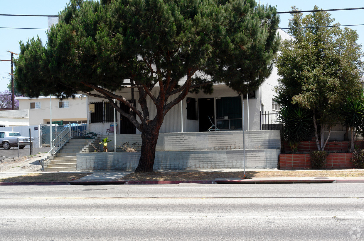 Building Photo - 704 N Centinela Ave