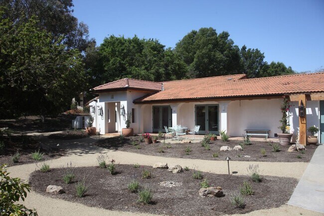 Foto del edificio - 2753 Redondo Cir
