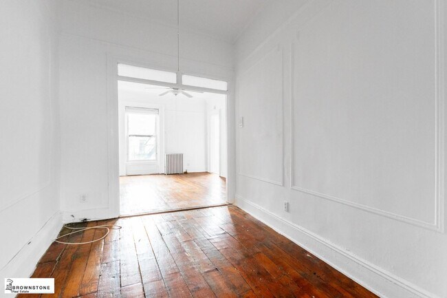 Foto del edificio - Cobble Hilll One-Bedroom with Classic Brow...