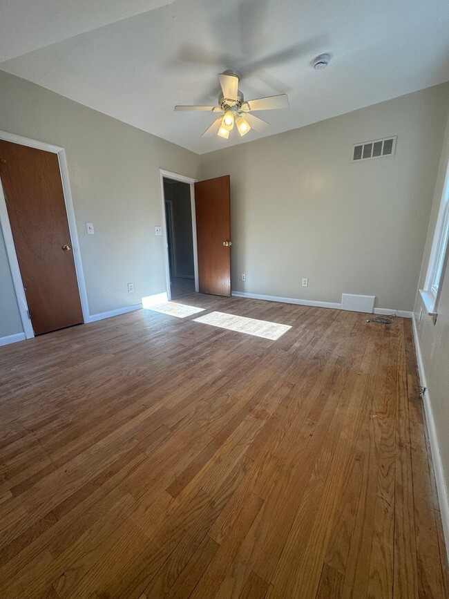 Building Photo - 3 Bed 1 Bath Bay City Home