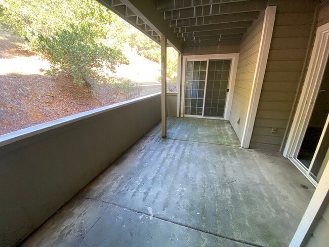 Foto del edificio - Amazing Condo Nestled in the Oakland Hills W/ Parking, Laundry & Patio!
