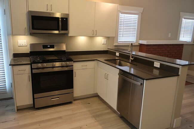 Building Photo - Charming Duplex Apartment in Historic U of...
