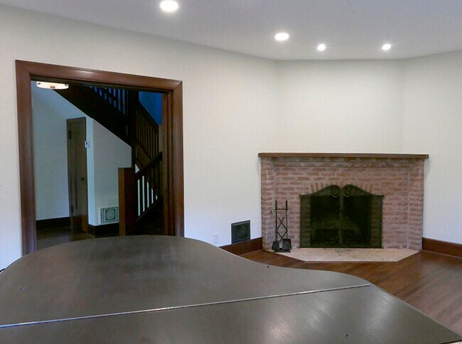 Living room - 1047 Ramona St